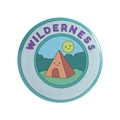 Simpatico distintivo in latta verde menta con illustrazione di tenda e testo Wilderness - Stile Tenda Wildness (MXZ406)