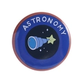 Spilla creativa rotonda in latta a tema astronomia con simpatico telescopio e stella - Stile Telescopio Astronomico (MXZ407)