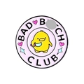 Pin esmaltado rosa Bad Bitch Club con un lindo pollito amarillo sosteniendo un cuchillo - Pollito Con Cuchillo (xz2700)