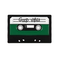 Detail van retro cassette emaille speld met Good Vibes tekst en groene accenten - Good Vibes Cassette (XZ1596)