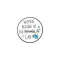 Pin's rond Women Belong in the Lab avec illustration de bécher sur fond blanc - Style Les Femmes Appartiennent au Labo (xz3402)