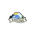 Detail van de emaille pin met bergen, tent, kampvuur en Explore-tekstlintje - Explore Patroon Tent (XZ4240)