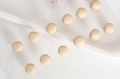 Clips de foulard magnétiques beige présentés sur un support en plastique transparent - Beige (xz4595)