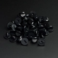 Dettaglio delle chiusure per spilla in gomma nera per la creazione di gioielli - Set da 30 / Stile Nero (BRPJ004)