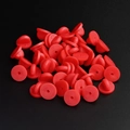 Dettaglio di chiusure a farfalla in gomma rossa per il fissaggio di spille e distintivi - Stile Rosso (BRPJ005)