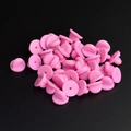 Dettaglio delle chiusure per spille in gomma rosa su uno sfondo nero opaco - Stile Rosa (BRPJ008)