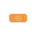 Spilla ticket smaltata arancione con scritta Lonely Hearts Club e bordi oro - Stile Club Cuori Solitari Arancione (XZ4111)