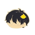 Spilla in smalto con simpatico ragazzo anime e uccellino giallo in finitura oro - Ragazzo con Capelli Neri con Decorazione a Uccello (XZ6048)
