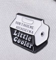 Pin de esmalte con forma de nevera y frase creativa 'Don't hate me because I'm a cooler' - Estilo de Nevera Negro y Blanco (xz8524)