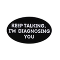 Lustiger schwarzer Emaille-Pin mit weißem Text KEEP TALKING I AM DIAGNOSING YOU - Humorvolles Diagnosezitat (xz8668)