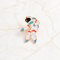 Spilla smaltata astronauta cartoon in lega di zinco con finitura bianca e blu - Stile Astronauta (XZ1122)