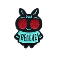 Pin's Mothman en émail avec yeux rouges pailletés et texte Believe en bleu - Figure de Dessin Animé Mothman (xz8607)