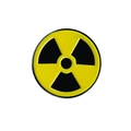 Spilla creativa in metallo con simbolo di radioattività giallo e nero su fondo bianco - Simbolo Radioattivo (xz8357)