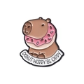 Épinglette en émail capybara avec donut rose et texte Donut Worry Be Cappy - Style Capybara Donut (QHXZ154)