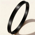 Détail d'un bracelet jonc de 6 mm en acier inoxydable noir brossé au design minimaliste. - Style à Rainure Brossée (52-B-7) / 6mm / Noir