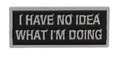 Broche rectangulaire en émail avec texte I HAVE NO IDEA WHAT I'M DOING sur fond noir - Style I Have No Idea - Base Noire (xz2639)