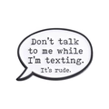Emaille-Pin in Sprechblasenform mit lustigem 'Don't talk to me' Text in Schwarz-Weiß - Sprechblase Zitat Stil (QHXZ099)