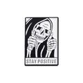 Dettaglio della spilla smaltata con teschio in mantello e scritta Stay Positive - Scheletro Stay Positive (QHXZ2387)