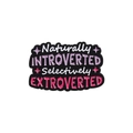 Broche en émail avec texte Naturally Introverted et petits détails d'étoiles colorées - Slogan Introverti Extroverti (QHXZ2671)