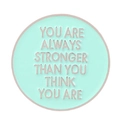 Rundes minzgrünes Emaille-Broschen-Abzeichen mit silbernem Text 'You Are Stronger' - Inspirierendes Zitat Rund (XZ5282)