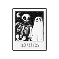 Emaille speldje van een cartoon skelet en spook in Polaroid-stijl voor Halloween - Halloween Polaroid Skelet Spook (QHXZ5265)