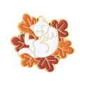 Pin's en émail chat blanc endormi avec des feuilles d'érable sur fond doré - Style Chat Blanc Dormant Feuille d'Érable (QHXZ5261)