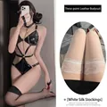 Detalle de body de cuero sintético negro con cadenas doradas y medias de encaje blanco - Conjunto de Body Con Medias Blancas Por Encima de la Rodilla / Negro