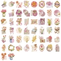 Detailweergave van 50 vintage bloemenstickers van PET met goudfolie voor DIY-journals - Artistiek Bloemrijk (Versterkt Goudstempelen)