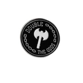 Broche de esmalte con diseño de hacha doble y texto Double The Odds grabado - Estilo Hacha Doble (CC722)