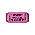 Spilla in smalto rosa a forma di biglietto vintage con scritta Loner's Social Club - Stile Matrice del Biglietto Rosa (CC1703)