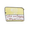 Spilla in smalto giallo Hello I Am con design del testo selfish and annoying - Giallo (CC1444)