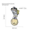 Emaille-Anstecknadel mit Astronauten und Saxophon auf Planetenbasis mit Maßen - Astronaut spielt Saxophon (CC1379)