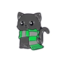 Spilla gatto nero dei cartoni animati con sciarpa a righe verde e grigia stile Serpeverde - Stile Gatto Nero Sciarpa Verde Grigia (CC1645)
