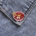 Pin de esmalte con cuenco de ramen, huevo de corazón y texto SEND NOODS en denim - Cuenco de Ramen Rosa Send Noods(XZ2123)