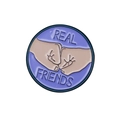 Ronde paarse emaille pin met vuistgebaar en de tekst Real Friends voor vrienden - Paarse Fist Bump Stijl (CC124)