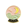 Broche boule de cristal en émail avec ciel rose, lune jaune et nuages verts - Style Boule de Cristal Lune et Étoiles (CC1148)