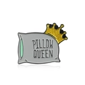 Broche en émail gris Pillow Queen avec couronne dorée sur une surface réfléchissante - Style Oreiller Reine (CC795)