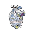 Broche cœur en émail avec épée violette et slogan Fight Like A Girl sur fond blanc pur - Cœur Fight Like A Girl