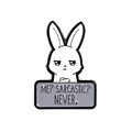 Broche en émail avec lapin blanc et l'inscription 'ME? SARCASTIC? NEVER.' - Style de Lapin Sarcastique (CC1385)