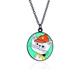 Süße Cartoon weiße Katze Anhänger Halskette mit orangefarbenem Hut und grünem Fond - Weiße Katze mit orangefarbenem Hut und Schal Stil (XL049)