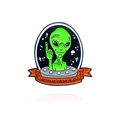 Broche creativo de esmalte alienígena con texto Greetings From Aliens sobre fondo blanco - Estilo Alienígena Verde en Nave Espacial(CC188)