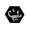 Gothische sechseckige Brosche mit silbernem Skelett-Skorpion und Mondsichel-Design - Hexagon Skorpion Mond Stil (CC669)