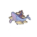 Spilla smaltata creativa con una balena viola che vola tra nuvole e montagne - Balena Volante Sopra la Montagna (CC2221)