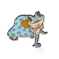 Pin's en émail grenouille bleu clair avec coeurs roses et un noeud décoratif - Style de Grenouille à Cœur (CC2237)