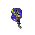 Spilla smaltata con un subacqueo che tocca una luna crescente in un cielo stellato di notte - Subacqueo che Raggiunge le Stelle (CC2326)