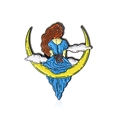 Emaille-Brosche im Cartoon-Stil mit Mädchen im blauen Kleid auf einem gelben Halbmond - Mädchen Auf Mond (CC2327)