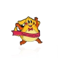 Pin's en émail chien jaune tenant une bannière rose Happy every day - Style Chien Jaune Bannière (CC633)
