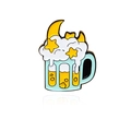 Broche en émail représentant une chope de bière bleu clair avec croissant de lune et étoiles - Style Chope de Bière Étoile Lune (CC1584)