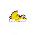 Broche en émail de style dessin animé représentant une lune dormant dans des nuages blancs - Style Lune Endormie (CC2404)