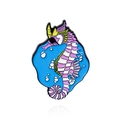 Broche en émail hippocampe rose à rayures avec crinière violette et fond bleu bullé - Style Hippocampe (CC2408)